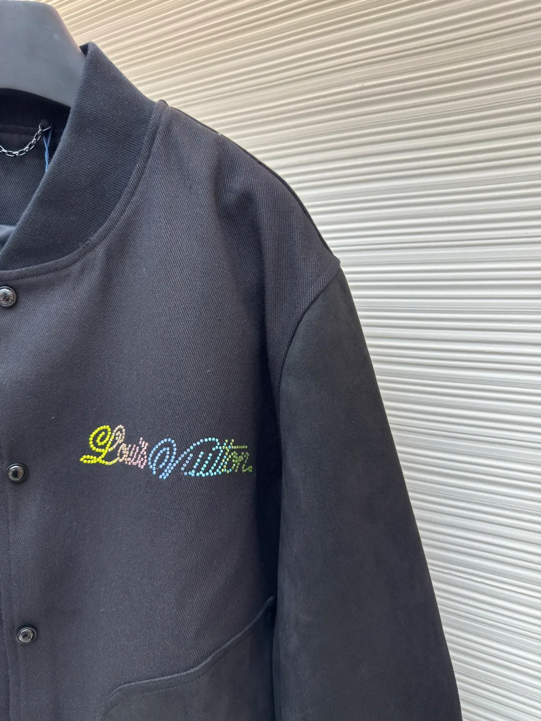 LOUIS VUITTON Sheep wool colorful diamond embroidered jacket ●Original version: 43054 purchased and developed ●Item number: 1680747-B70 ●Fabric: sheep wool fabric ●Technology: hot diamond production ●Version: fitted version ●Weight: about 1060 grams ●Size: S-M-L-XL ●Description: Made of customized sheep wool fabric, the fabric is smooth and delicate, comfortable and close to the skin, and the deep tones reflect the elegant style Tailored body, contrasting with nubuck leather sleeves and pockets. Hot-drilled handwritten logo injects gradient color on the chest. Large monogram embroidered on the back, floral and pearlescent logo. Behringer embroidery machine is used to sign the brand logo embroidery pattern on the front and back. The embroidery thread is also a fluorescent thread. Pure white will glow under ultraviolet rays. The jacquard lining is made of 100% cupro fiber. It is smooth and breathable next to the body. The cylindrical sleeves are made of suede fabric and spliced with wool. The pockets on the body are positioned and cut using a fully automatic opening machine. The pocket positions can be matched with many types of clothing to create a fashionable look. The overall wiring is straight and delicate, the fabric is comfortable and soft, and the color is consistent without color difference. It can be matched with the same style to create a fashionable look and control various occasions. Customized accessories, complete with three standards, same style for men and women!